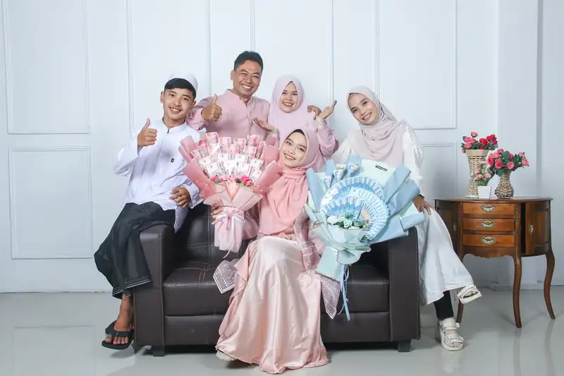 Foto keluarga di Studio Cirebon - potret keluarga bahagia